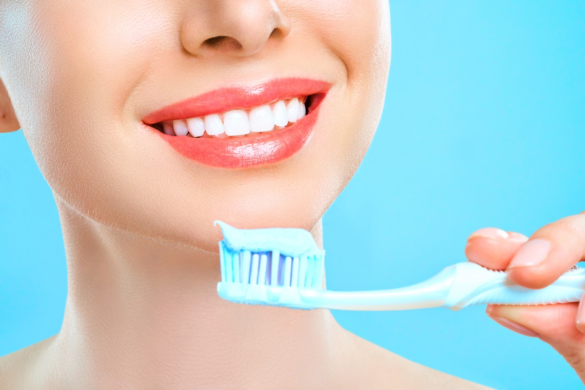Denti macchiati? Le possibili soluzioni naturali e i dentifrici sbiancanti